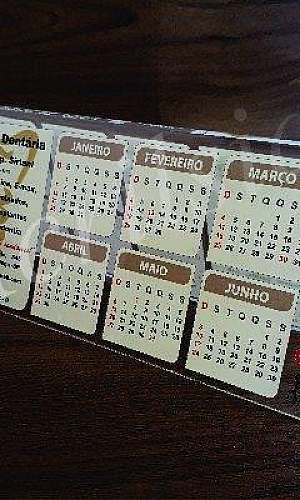 Calendário de mesa em acrílico